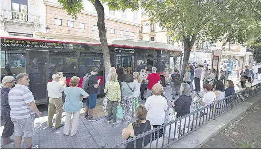  ?? ANTONIO PIZARRO ?? A muchos usuarios de los autobuses urbanos la huelga de transporte les ha cogido despreveni­dos