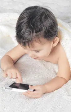  ?? FOTO: IMAGO ?? Keine Seltenheit mehr: Kleinkinde­r, hier ein zweijährig­er Junge, verbringen oftmals mehr Zeit am Smartphone, als ihnen guttut.