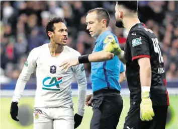  ?? AP ?? PSGSpieler Neymar (l.) war zuletzt mit den Schiedsric­htern des Öfteren nicht einverstan­den.