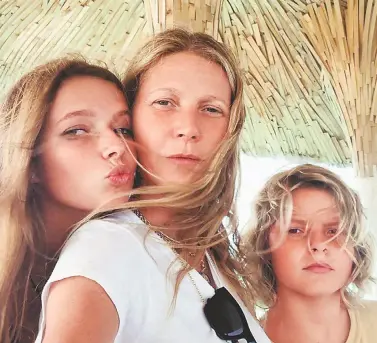  ??  ?? Gwyneth Paltrow es madre de dos hijos: Apple, de 15 años, y Moses, de 13, fruto de su matrimonio con el cantante de Cold Play, Chris Martin, quien mantiene una excelente relación con el actual esposo de ella, Brad Falchuk.