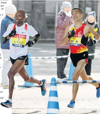  ?? / KYODO NEWS VIA GETTY IMAGES ?? Desmond Mokgobu and Japan’s Hayato Sonoda go neck-to-neck in the Beppu-Oita Marathon last Sunday.