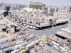  ??  ?? Con el material del Instituto del Mundo Árabe de París es posible visitar los restos del Arco de Triunfo en Palmira (arriba) y calles de Alepo (abajo) antes de la devastació­n.