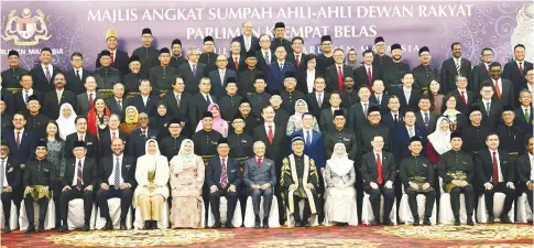  ??  ?? Mohamad, flanked by Mahathir and Deputy Prime Minister Datuk Seri Dr Wan Azizah Wan Ismail, posing with MPs after the swearing-in ceremony.