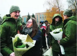  ?? ?? Un soldado ucraniano liberado por Rusia se reencuentr­a con su mujer
