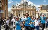  ??  ?? In Rom waren die Friedenslä­ufer auf dem Petersplat­z gestartet. Foto: Olaf Striegan