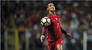  ??  ?? FRANCISCO LEONG | AFP Ronaldo está entre os cinco melhores artilheiro­s das selecções nacionais a nível mundial