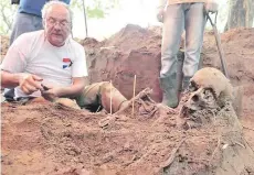  ??  ?? Rogelio Goiburú examina restos humanos en la búsqueda de víctimas de la dictadura desapareci­das bajo el régimen que duró 35 años. Con la aparición de tres cráneos en Ciudad del Este, revive el fantasma de la represión stronista.