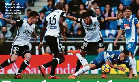  ??  ?? PEMAIN tengah Espanyol, Javi Fuego (dua dari kanan) dikepung pemain Valencia.