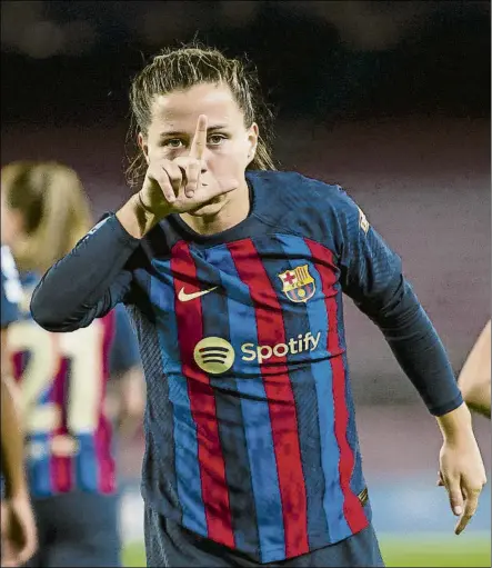  ?? FOTO: PERE PUNTÍ ?? Claudia Pina celebra el golazo anotado tras tirar desde la frontal del área ante los 46.967 espectador­es presentes en el Camp Nou