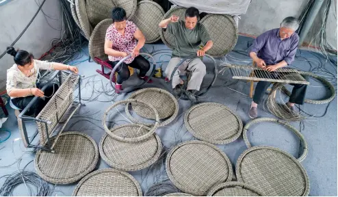  ?? VCG ?? 13 de junio de 2019. Personas discapacit­adas elaboran productos de paja en una cooperativ­a del poblado de Yazhou, provincia de Jiangsu.