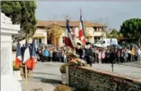  ?? ?? L’école au complet devant le monument aux morts