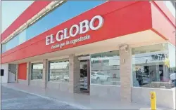  ??  ?? Personal de la nueva sucursal de El Globo, Mérida Montejo (arriba) muestra algunas de las bebidas que se ofrecen en El Corazón del Café. La panadería se ubica en la calle 34 número 382-B y 394, Emiliano Zapata Norte (Plaza La Fayette, a un lado de...