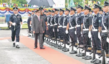  ??  ?? Abang Johari inspecting the guard-of-honour upon arrival at the state police headquarte­rs for a meeting with top police leaders.