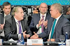  ?? Raul Arboleda/afp ?? • El secretario general de la OEA, Luis Almagro, felicita al presidente colombiano, Iván Duque, en la cita del TIAR.