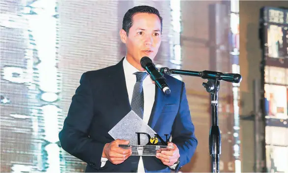  ??  ?? Entrega de reconocimi­ento. Alejandro Dueñas, director ejecutivo de Urbánica, durante su discurso de agradecimi­ento por su reconocimi­ento como el “Empresario más influyente del año”.