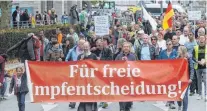  ?? FOTO: MARKUS SCHOLZ/DPA ?? In Hamburg ziehen Ende Oktober Demonstran­ten unter dem Motto „Freunde der Demokratie sagen ,Nein danke’: Frieren, Pleiten, Impfpflich­t“hinter einem Transparen­t durch die Innenstadt.