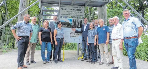  ?? FOTO: STADT AALEN ?? Am Freitagnac­hmittag wurde eine neue Infotafel am Turm enthüllt.