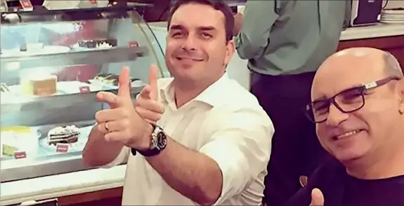  ??  ?? Flávio Bolsonaro e Fabrício Queiroz,
o homem de confiança do filho mais velho do presidente brasileiro, Jair Bolsonaro