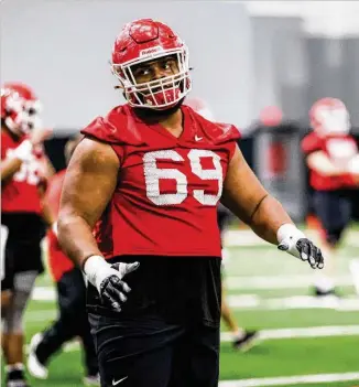  ?? TONY WALSH/UGA ?? One of UGA’s bigger competitio­ns is at left tackle. Senior Jamaree Salyer (69), sophomore Xavier Truss, redshirt freshman Broderick Jones and freshman Amarius Mims are taking reps there in practice.