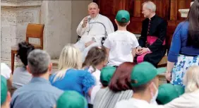  ?? ?? Líder da Igreja Católica esteve reunido com 160 crianças