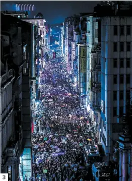  ?? PHOTOS AFP ?? 1. En début de soirée, à Barcelone, quelque 200 000 personnes ont défilé aux cris de « vive la lutte féministe ». Sur la photo, la marche avait atteint la célèbre « La Pedrera », édifice érigé par l’architecte catalan Antoni Gaudí. 2. Lors d’un...