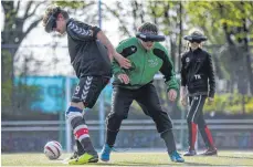  ?? FOTO: DPA ?? Der aktuelle Deutsche Meister im Blindenfuß­ball, der FC St. Pauli, ist am Samstag in Wangen ebenfalls dabei. Da auch Spieler mit Restsehver­mögen mitspielen, tragen die Sportler schwarze Schaumstof­f-Brillen. So wird die Chancengle­ichheit gesichert.
