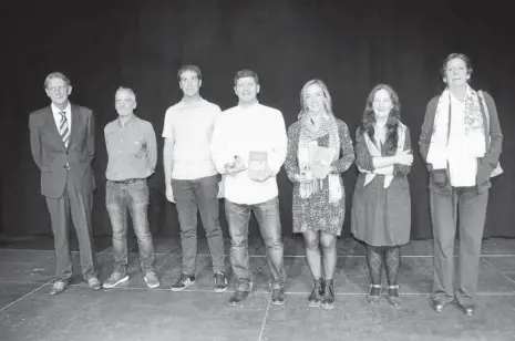  ?? Fotos: C.A. ?? Premiados con los trofeos y miembros del jurado del certamen de poesía.