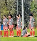  ??  ?? En el homenaje, la futbolista Paula Dapena (6) se sentó de espaldas.