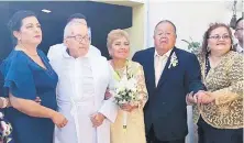  ??  ?? Federico y Elvira celebraron 50 años de casados en compañía de sus hijos, nietos y bisnieto; piensan seguir unidos “hasta que Dios nos dé licencia”.