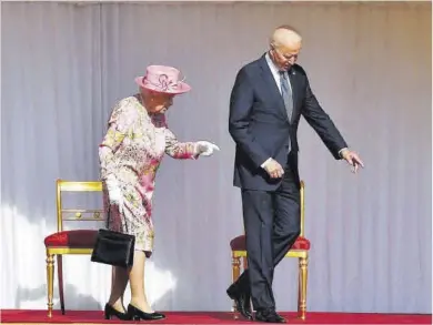  ?? Dylan Martinez / Reuters ?? Biden acompaña a la reina Isabel II de Inglaterra en un acto celebrado en el castillo de Windsor, ayer.