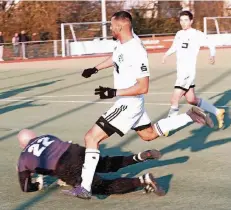  ?? RP-FOTO: OLAF STASCHIK ?? 05/06-Keeper Sven Rasmus fängt den Ball vor Said Harouz.