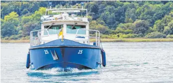  ?? ARCHIV-FOTO: HAGEN SCHÖNHERR ?? Rettung in höchster Not: Die Wasserschu­tzpolizei fischte am Mittwoch zwei in Seenot geratene Kanuten aus dem Bodensee bei Hagnau/Immenstaad.