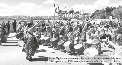  ??  ?? Los de Quilleco se pasearon por los lugares más emblemátic­os del puerto más importante de Chile contagiand­o con la música de sus percusione­s.