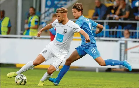  ?? Foto: Eibner/Pfeifer ?? Die beiden Torschütze­n der ersten Halbzeit: Johannes Reichert vom SSV Ulm 1846 Fußball am Ball gegen Minos Gouras vom FC Astoria Walldorf. Das Duell war auch eines um die vorderen Plätze der Regionalli­ga Südwest.