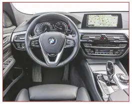  ??  ?? De sleutel met display is standaard, wil je de auto er ook mee kunnen parkeren, dan geldt een meerprijs van 545 euro. Zeeën van ruimte op de comfortabe­le achterbank van de BMW. Ook in snelle bochten is de BMW de rust zelve. In de BMW geniet je van een prima zicht rondom, veel opbergmoge­lijkheden en een intuïtief iDrive-systeem.