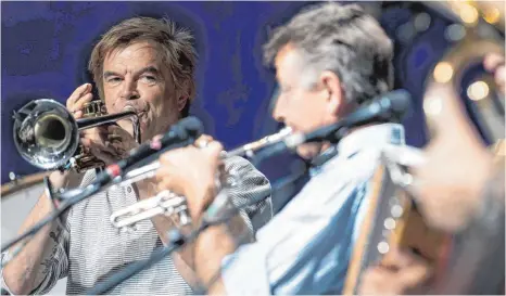  ?? FOTO: DPA ?? Sänger Campino von den Toten Hosen versucht sich beim Cross-over-Projekt in München auf der Trompete und wird dabei von den Well-Brüdern begleitet.
