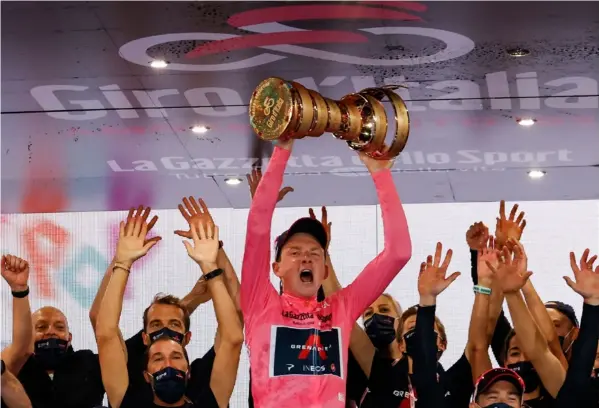  ?? AFP ?? Tao Geoghegan Hart celebró en Milán, junto a sus compañeros del Ineos, el título de campeón del Giro de Italia.
