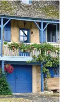  ??  ?? Les belles demeures à étages et balcons en bois d’Argentat-surDordogn­e, témoignent d’un passé prospère.
