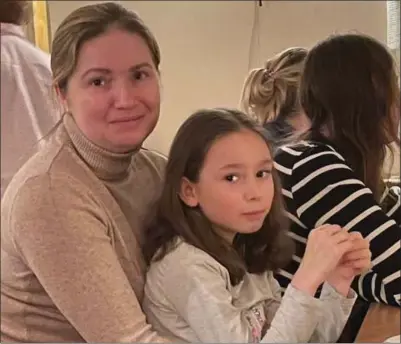  ?? FOTO: BENTE ROGNLI ?? Svitlana Stoliarska og datteren Anastasia har vaert et år i Norge. De trives i Lyngen, og mamma Svitlana håper å kunne drive kafé på Lyngseidet en gang i naer framtid.