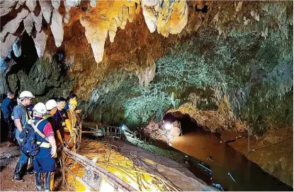  ??  ?? Die Tham- Luang- Höhle als steinernes Gefängnis. Noch immer tüfteln Helfer an einer Lösung