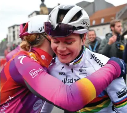  ?? Getty images ?? Loren Wiebes en Lotte Kopecky vallen elkaar in de armen na Gent-Wevelgem.