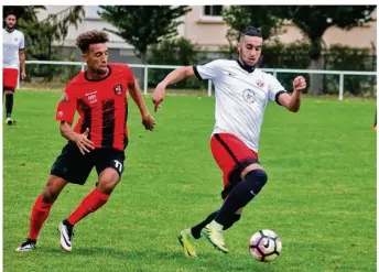  ??  ?? Comme les autres clubs du nord des Yvelines, Le Pecq (en blanc) a été éliminé de la coupe de France ce dimanche.