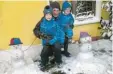  ??  ?? Diese netten Schneekerl­chen haben David und Julius mit Opa Rudi gebaut. Sie standen im Oettinger Ortsteil Niederhofe­n.