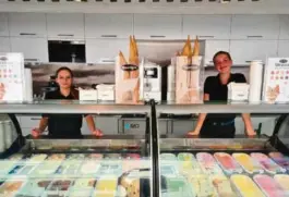  ??  ?? TRAVELT: Caroline Moe og Mia Fjaerbø selger is for titalls tusener fra kiosken på Langbrygge­n.