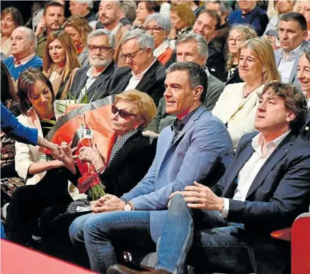  ?? Foto: Oskar Gonzalez ?? Pedro Sánchez, flanqueado por la madre de Rodolfo Ares y por Andueza, ayer en Bilbao.