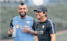  ?? /TWITTER INTER. ?? Arturo Vidal (izq.) entrenó desde ayer bajo las órdenes de Antonio Conte con el cuadro ‘neroazzurr­i’.