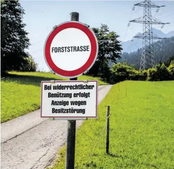  ?? BILD: SN/ROBERT RATZER ?? Dieses Verbotssch­ild im Ortsteil Weißenbach und die angedrohte­n Anzeigen sorgen in Kuchl für große Aufregung.