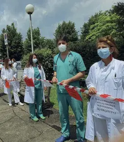  ??  ?? Pertini
Alcuni medici partecipan­o al flash mob nell’ospedale in via di Pietralata per protestare nei confronti della Asl Roma-2