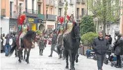  ?? ?? Desfile de romanos a su paso por el Coso.