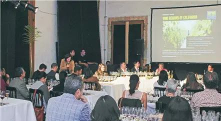  ??  ?? Durante el grand tasting los vitivinicu­ltores ofrecieron catas y seminarios para dar a conocer sus caldos con los expertos.